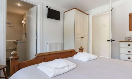 2 Bed in Cambrose 3
