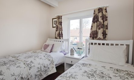 2 Bed in Nr Richmond 8