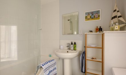 3 Bed in Weybourne 8