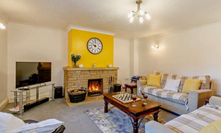 3 Bed in Crewkerne 1