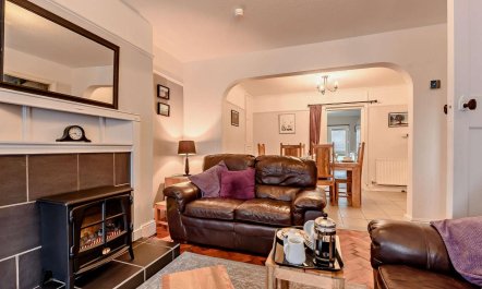 3 Bed in Tenby 1