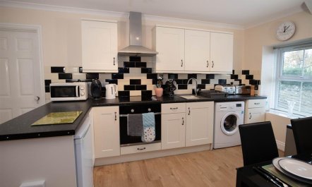 2 Bed in Lydstep 1