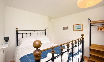 3 Bed in Rock 8