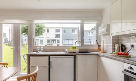 2 Bed in Freshwater East 6