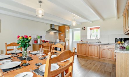 3 Bed in The Lizard 8