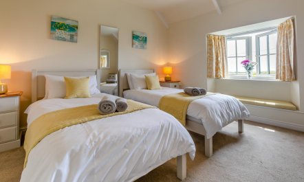 3 Bed in The Lizard 8