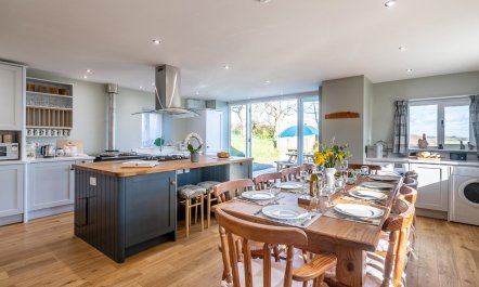 4 Bed in Holsworthy 4