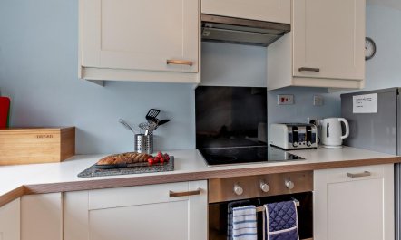 2 Bed in Freshwater East 5