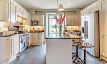 5 Bed in Haverfordwest 1
