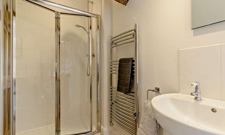 4 Bed in Dorking 9