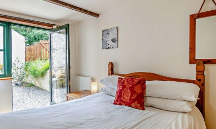 4 Bed in Hundleton 8