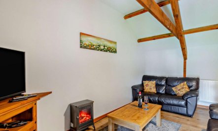 4 Bed in Hundleton 7