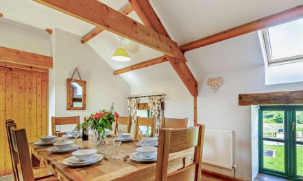 4 Bed in Hundleton 1