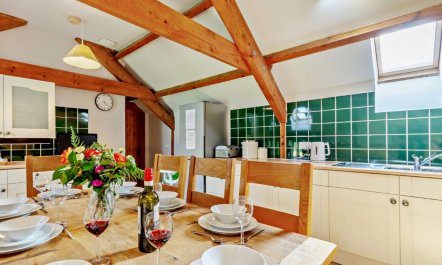 4 Bed in Hundleton 2