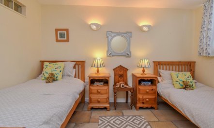 2 Bed in Llwyngwril 8