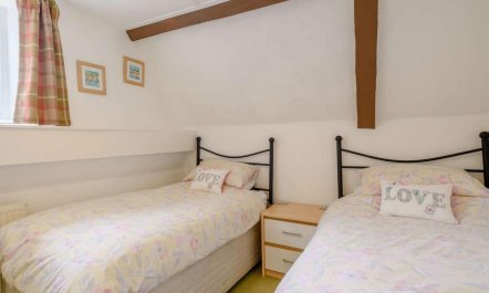 2 Bed in Field Dalling 9