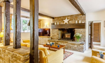 4 Bed in Abergavenny 1