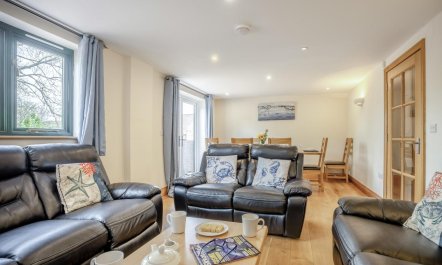 4 Bed in Bridport 1