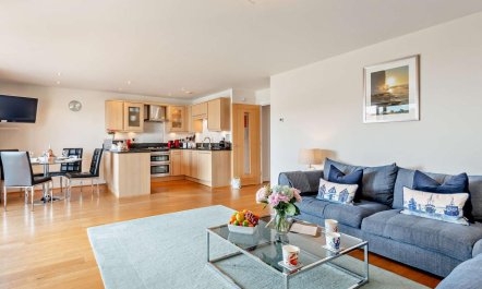 2 Bed in West Bay 6