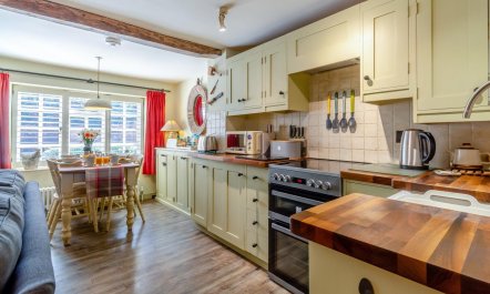 2 Bed in Holt 4