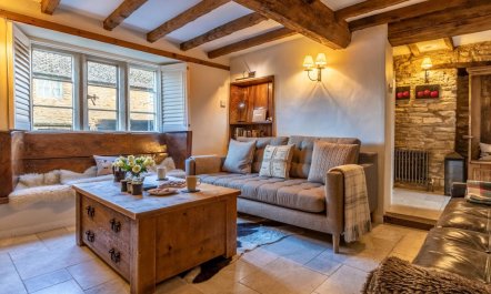 3 Bed in Cheltenham 1