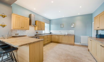 4 Bed in Shawhead 9
