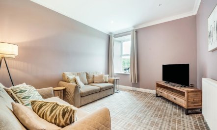 4 Bed in Shawhead 4