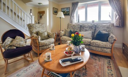 2 Bed in Totland Bay 3