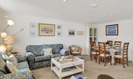 3 Bed in Freshwater East 3