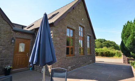 2 Bed in Abergavenny 1