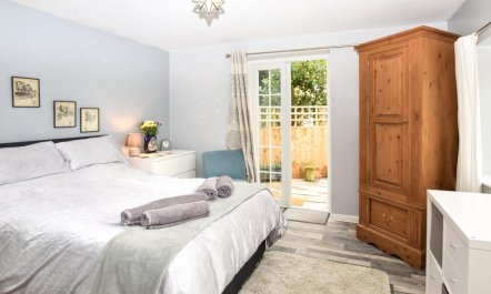 1 Bed in Freshwater 5