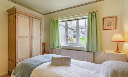 4 Bed in High Hurstwood 1