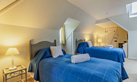 4 Bed in High Hurstwood 3