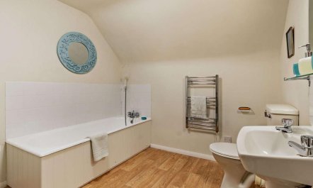 4 Bed in High Hurstwood 4