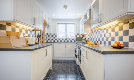 2 Bed in Bridport 3