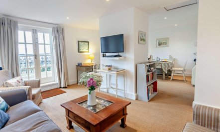 2 Bed in Alum Bay 3