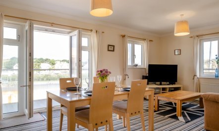 1 Bed in Freshwater 4
