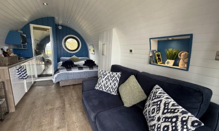 1 Bed in Square and Compass 7