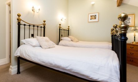 4 Bed in High Peak 9