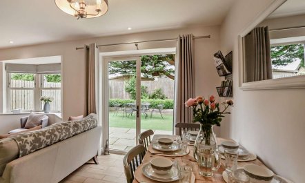 4 Bed in Cheltenham 1