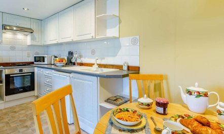 1 Bed in Tenby 3