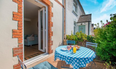4 Bed in Tenby 1