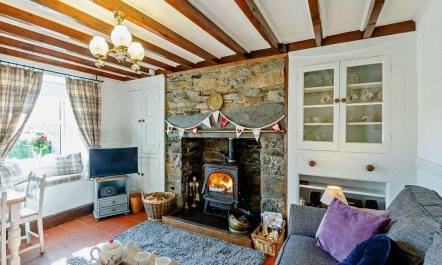 2 Bed in Blaenau Ffestiniog 1