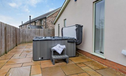 2 Bed in Pontypool 3