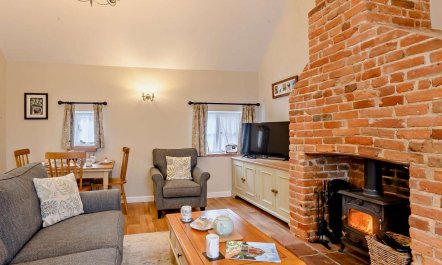2 Bed in Holt 2