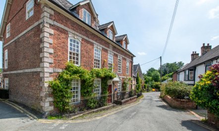 9 Bed in Llanfyllin