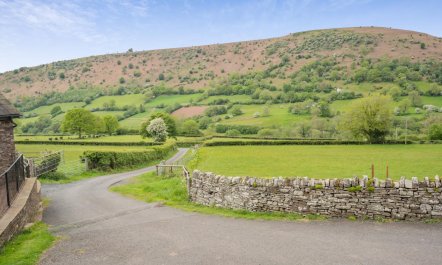 4 Bed in Crickhowell 1