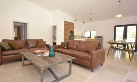 3 Bed in Abergavenny 1