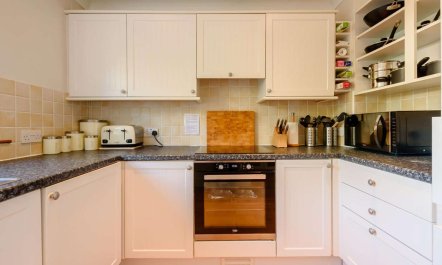 3 Bed in Freshwater East 6