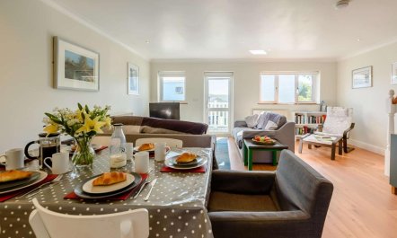 3 Bed in Freshwater East 2